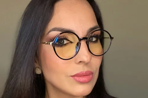 Are black glasses in style in 2025?