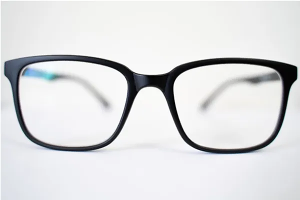 What face shape is good for square glasses?