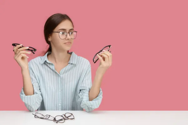 Guide to Choose the Best Eyeglasses for a Round Face Shape in 2025