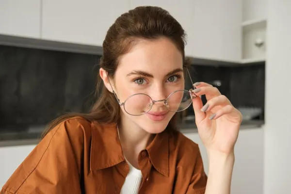 Elevate look: EFE expert tips on choosing glasses for oval face